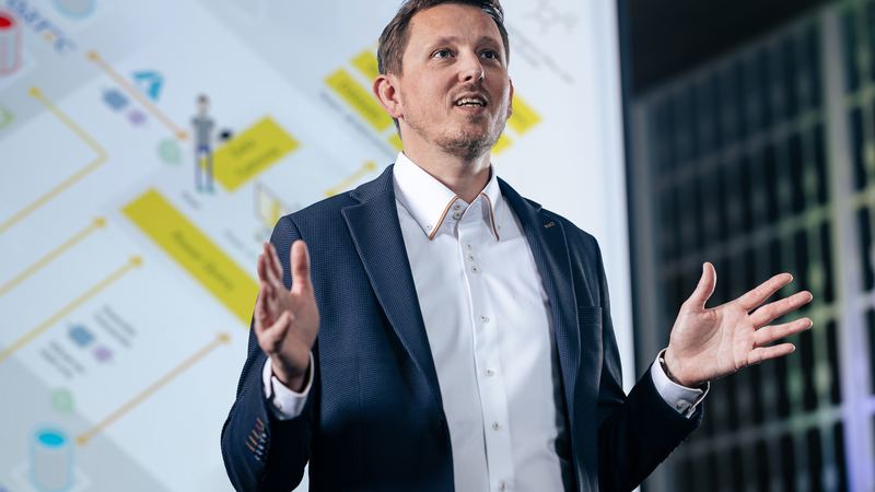 Frank van Delden presenting a Power BI data model to an audience